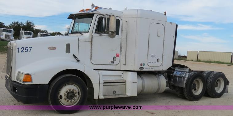 image for item B4520 2000 Peterbilt 377 semi truck