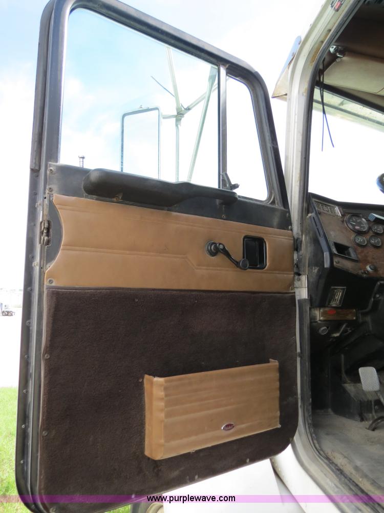 image for item B4520 2000 Peterbilt 377 semi truck