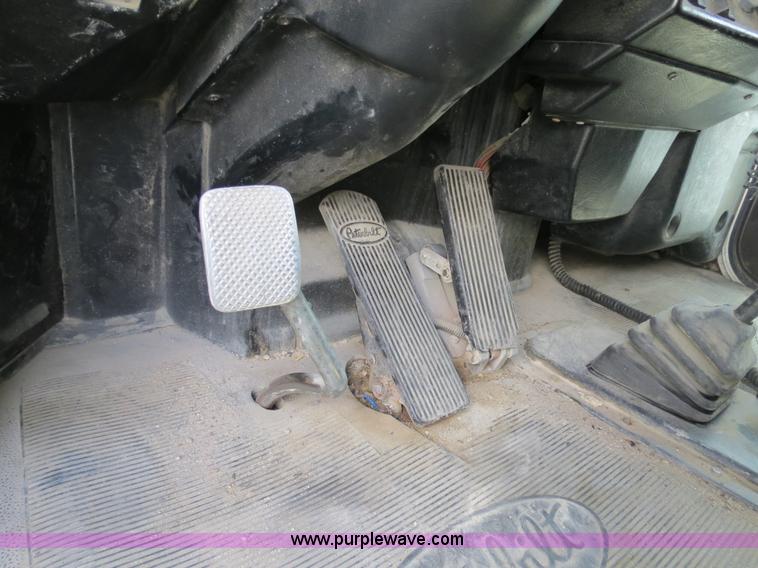 image for item B4520 2000 Peterbilt 377 semi truck