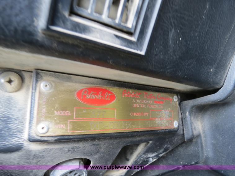 image for item B4520 2000 Peterbilt 377 semi truck