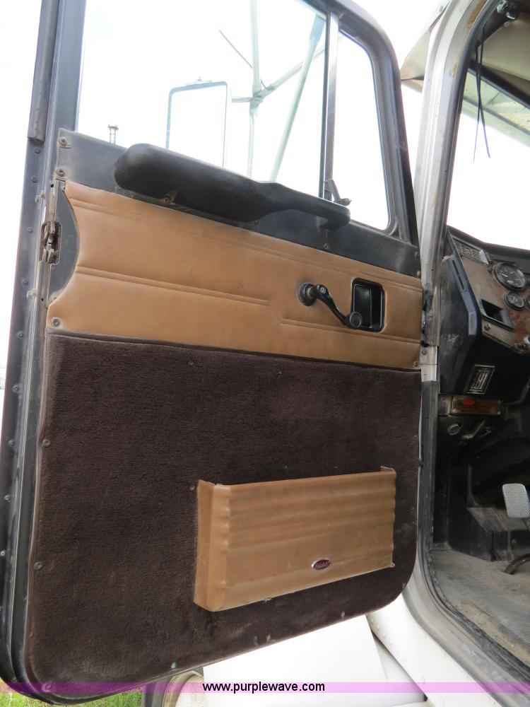 image for item B4520 2000 Peterbilt 377 semi truck