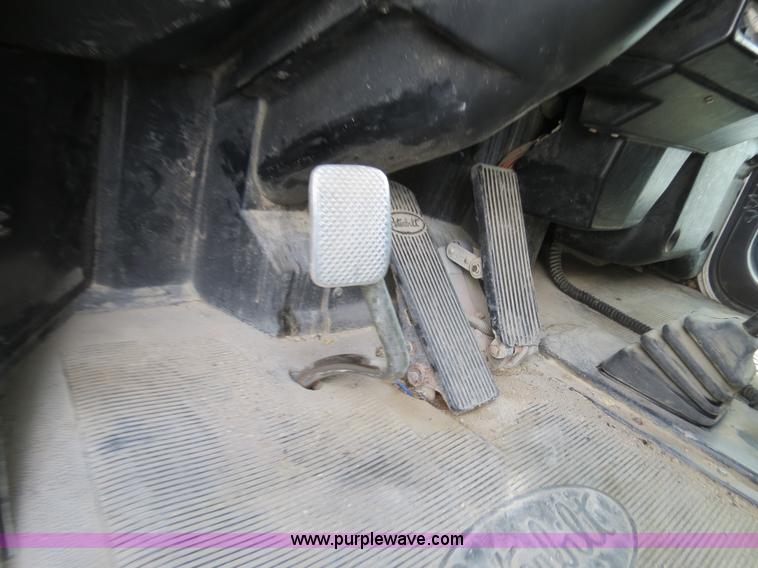 image for item B4520 2000 Peterbilt 377 semi truck