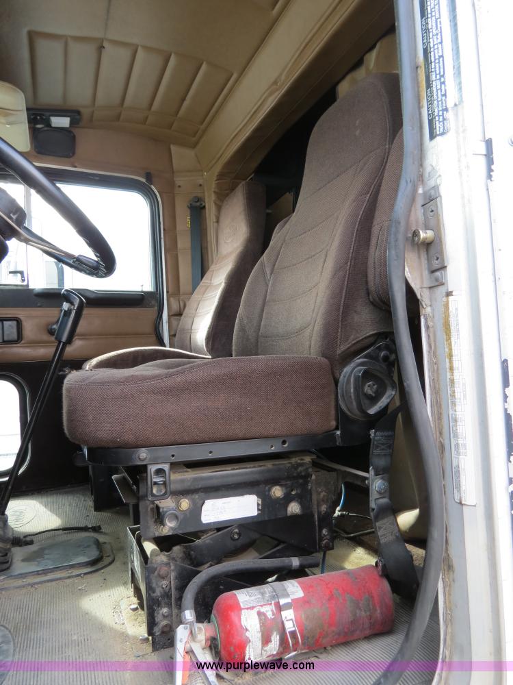 image for item B4520 2000 Peterbilt 377 semi truck