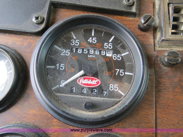 image for item B4520 2000 Peterbilt 377 semi truck