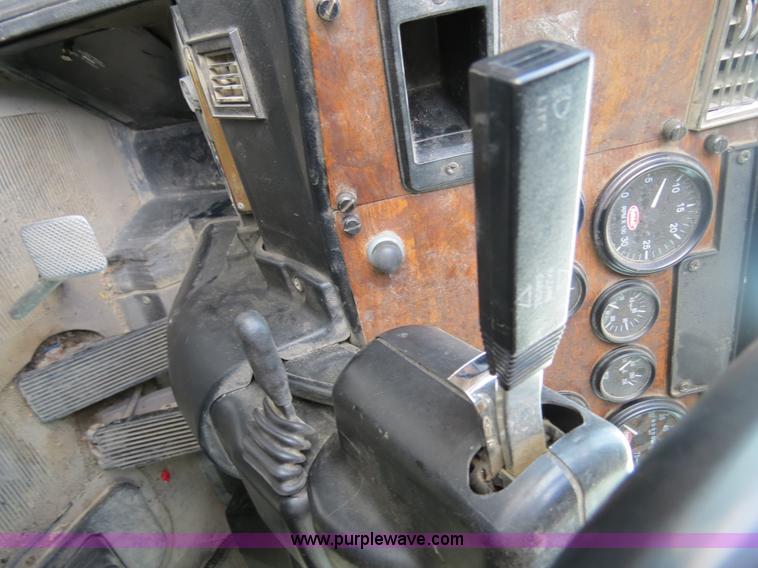 image for item B4520 2000 Peterbilt 377 semi truck