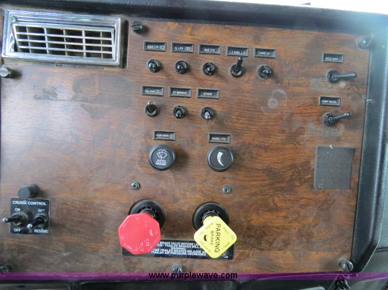 image for item B4520 2000 Peterbilt 377 semi truck