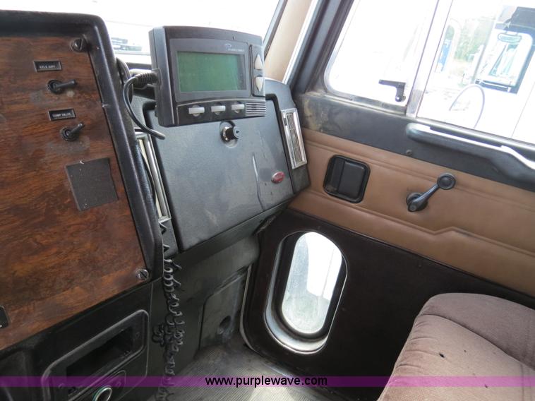 image for item B4520 2000 Peterbilt 377 semi truck