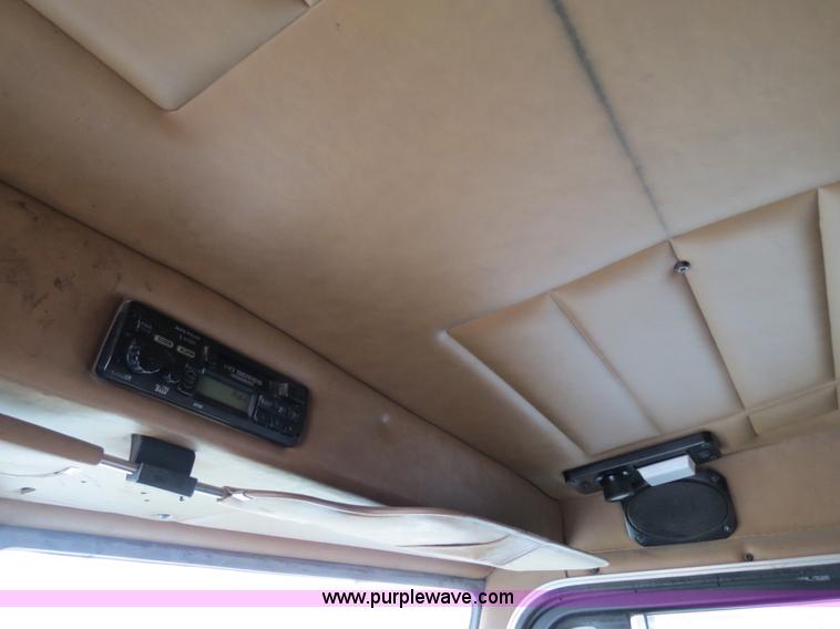 image for item B4520 2000 Peterbilt 377 semi truck