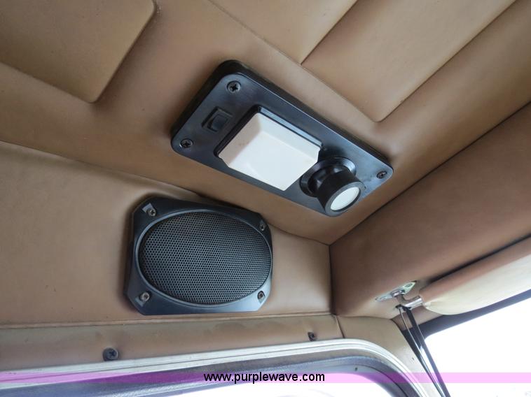 image for item B4520 2000 Peterbilt 377 semi truck