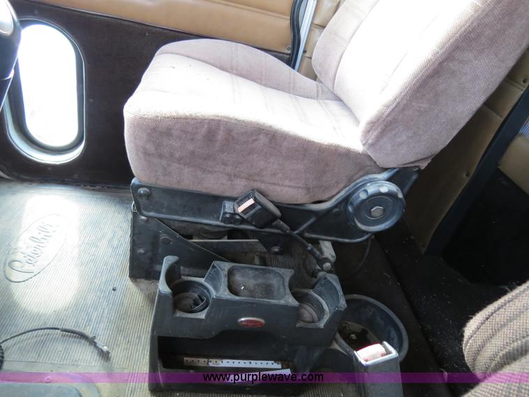 image for item B4520 2000 Peterbilt 377 semi truck