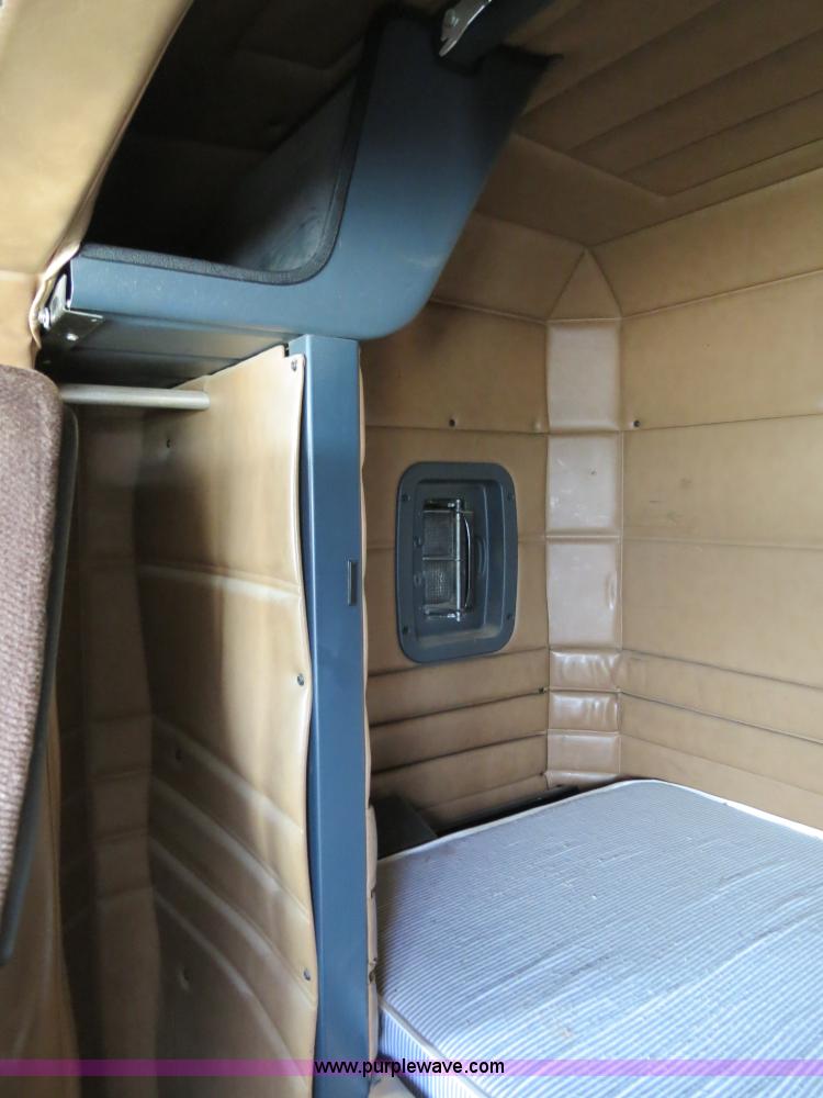 image for item B4520 2000 Peterbilt 377 semi truck