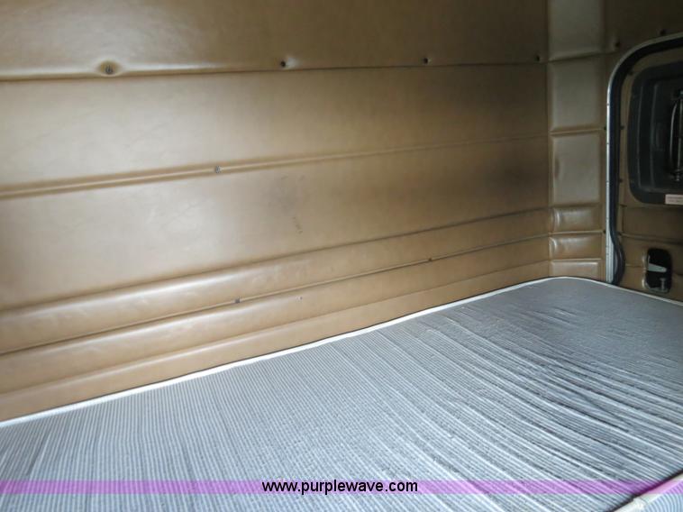 image for item B4520 2000 Peterbilt 377 semi truck