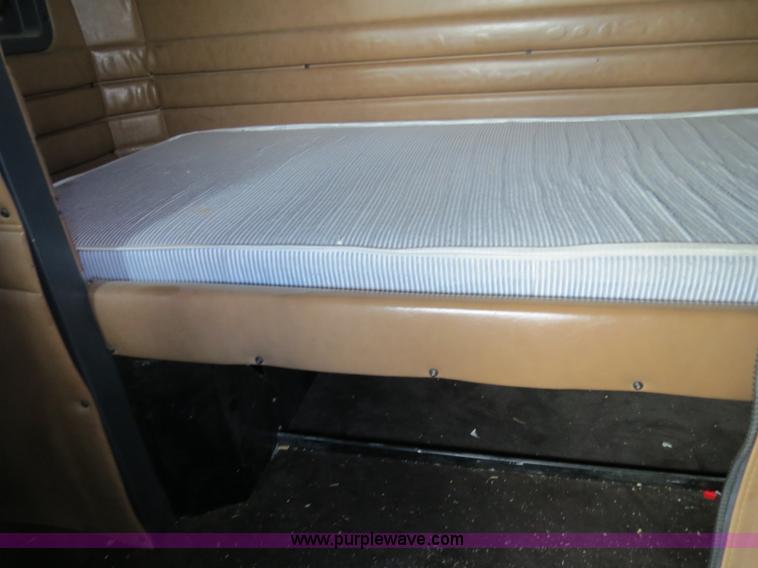 image for item B4520 2000 Peterbilt 377 semi truck