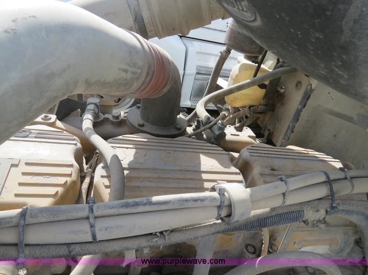 image for item B4520 2000 Peterbilt 377 semi truck