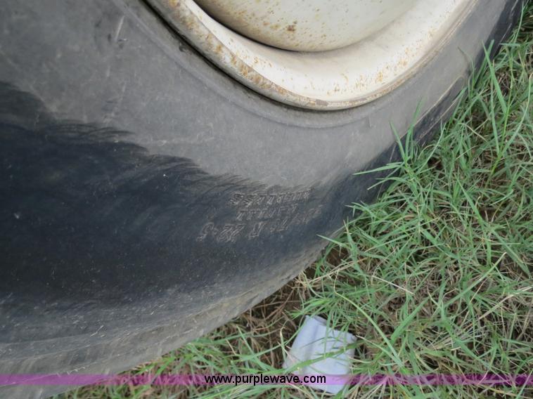 image for item B4520 2000 Peterbilt 377 semi truck