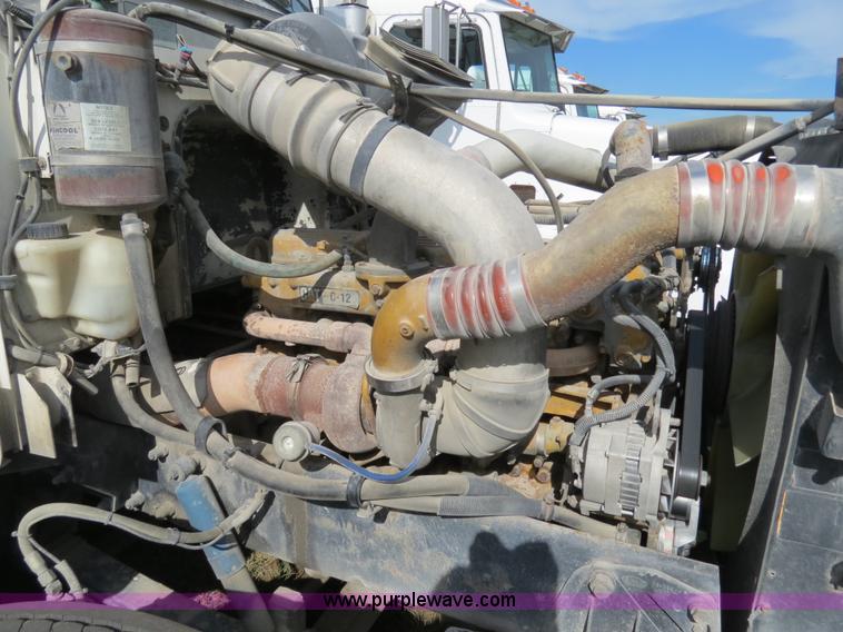 image for item B4520 2000 Peterbilt 377 semi truck