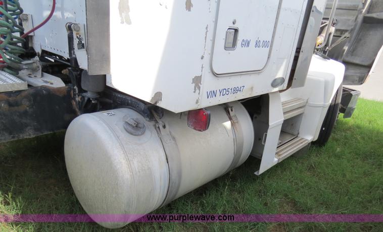 image for item B4520 2000 Peterbilt 377 semi truck