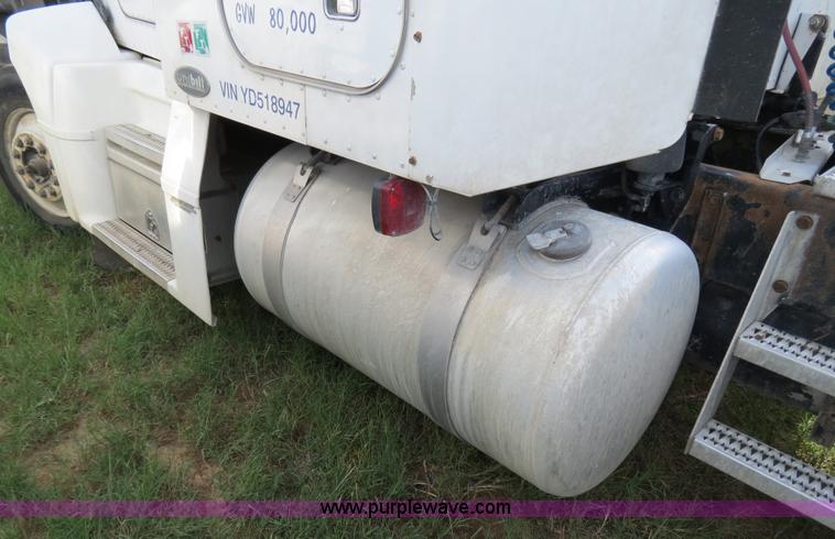 image for item B4520 2000 Peterbilt 377 semi truck