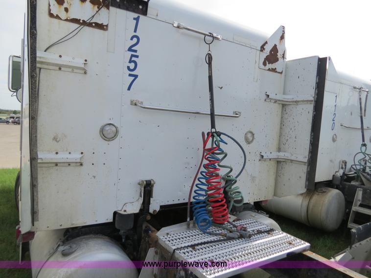 image for item B4520 2000 Peterbilt 377 semi truck