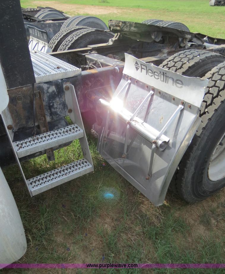 image for item B4520 2000 Peterbilt 377 semi truck