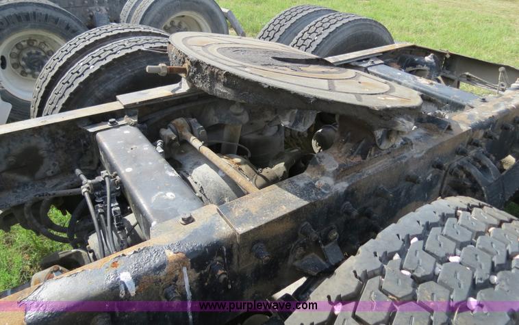 image for item B4520 2000 Peterbilt 377 semi truck