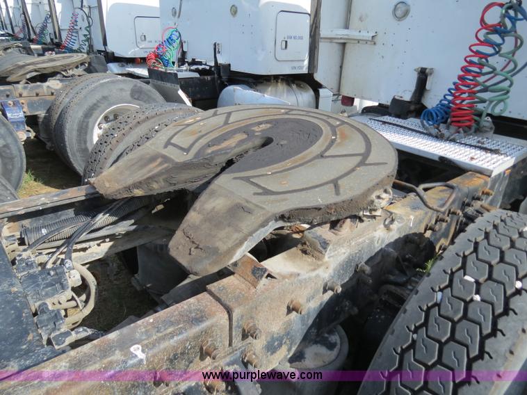 image for item B4520 2000 Peterbilt 377 semi truck