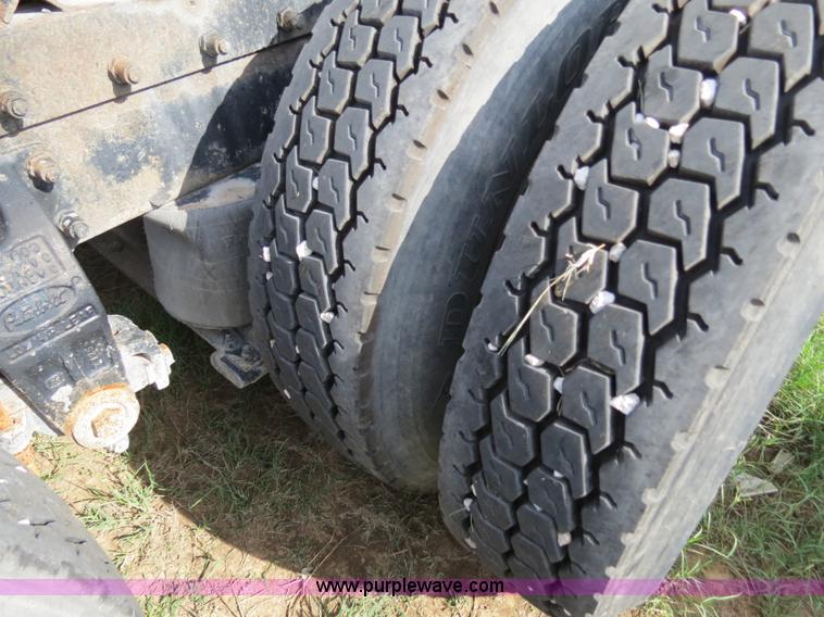 image for item B4520 2000 Peterbilt 377 semi truck