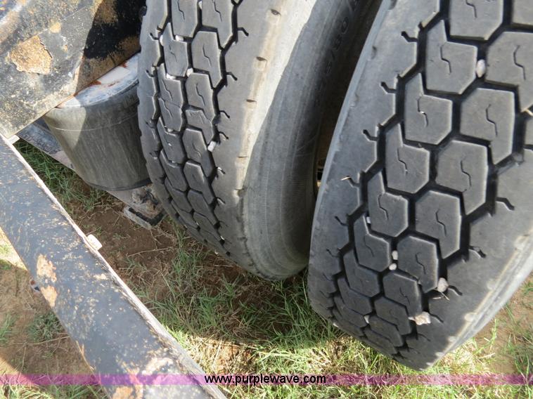 image for item B4520 2000 Peterbilt 377 semi truck