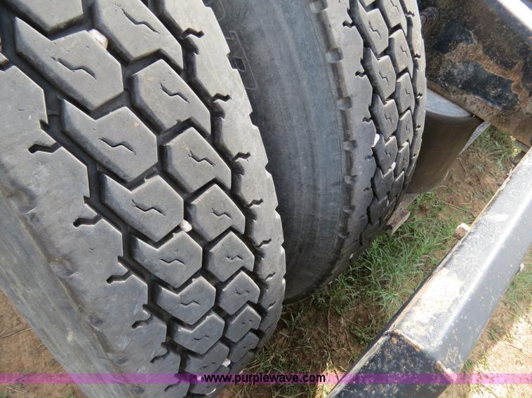 image for item B4520 2000 Peterbilt 377 semi truck