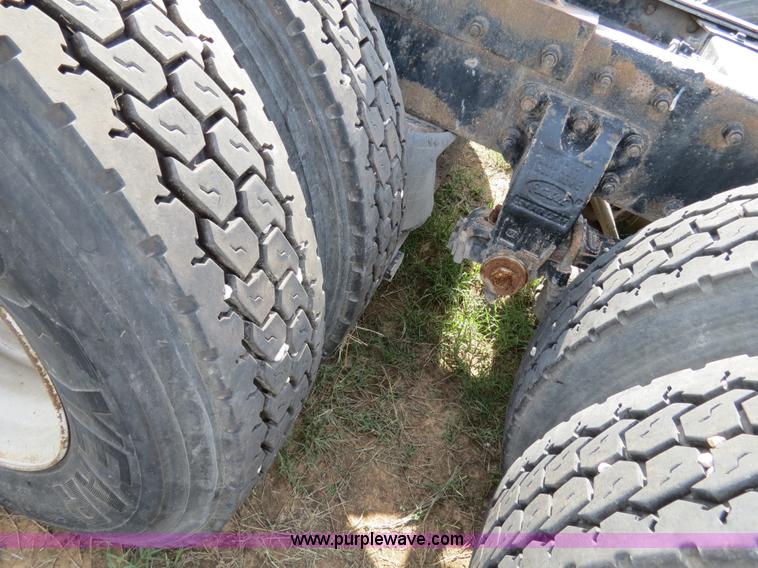 image for item B4520 2000 Peterbilt 377 semi truck