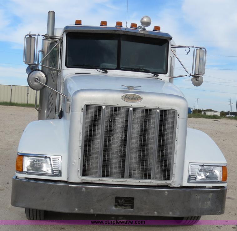 image for item B4521 2000 Peterbilt 377 semi truck