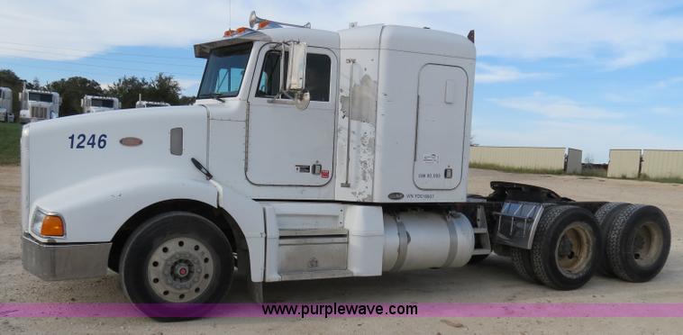 image for item B4521 2000 Peterbilt 377 semi truck