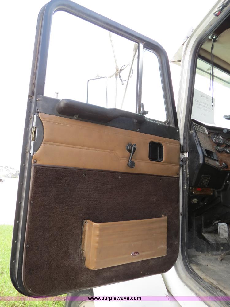 image for item B4521 2000 Peterbilt 377 semi truck