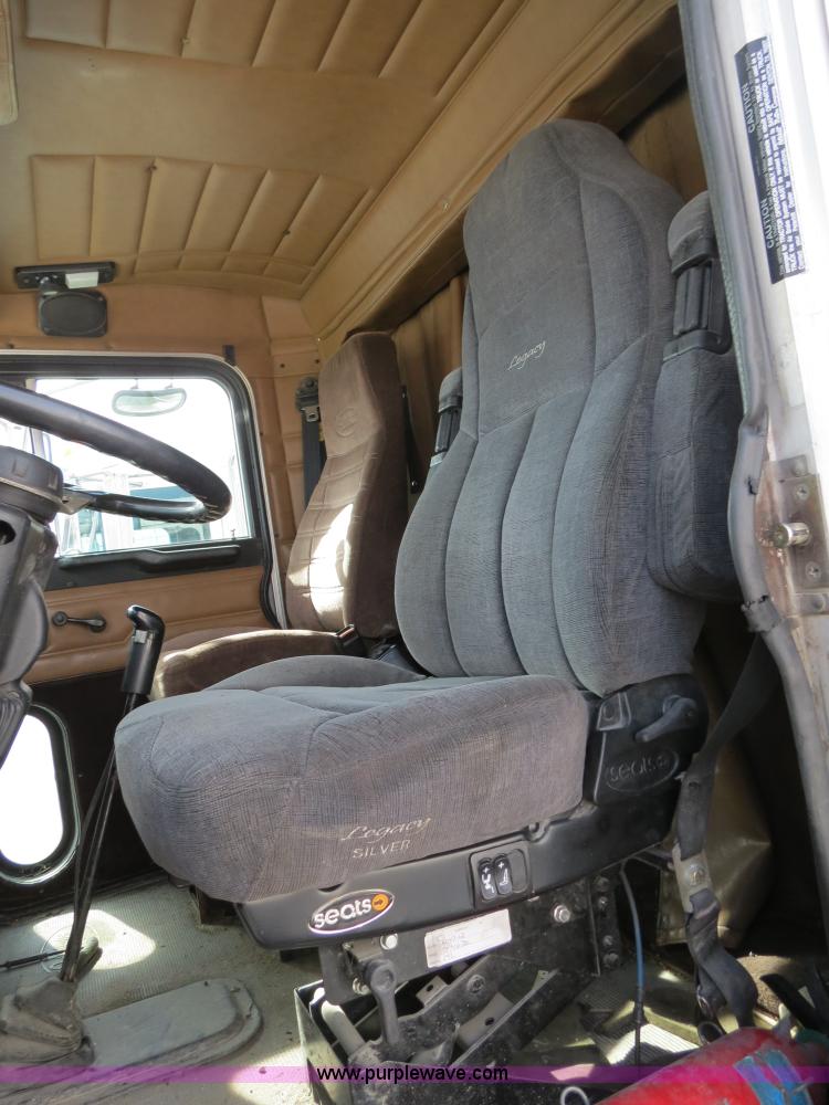 image for item B4521 2000 Peterbilt 377 semi truck