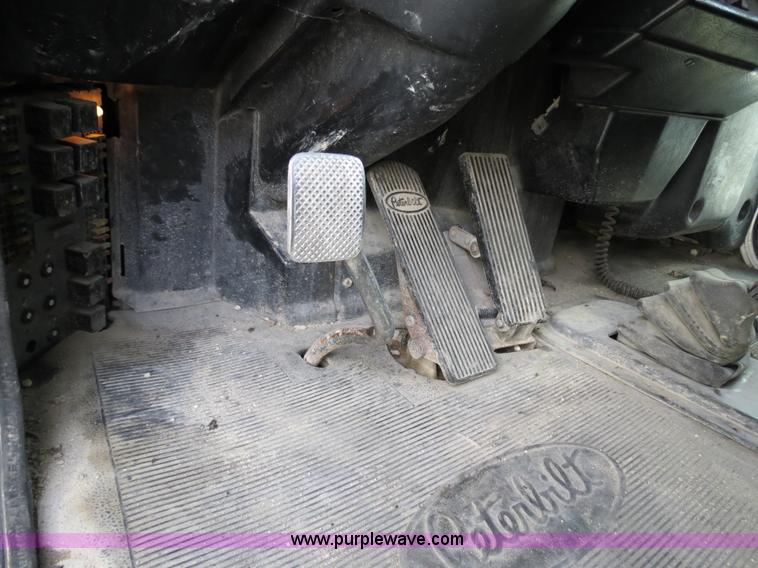 image for item B4521 2000 Peterbilt 377 semi truck