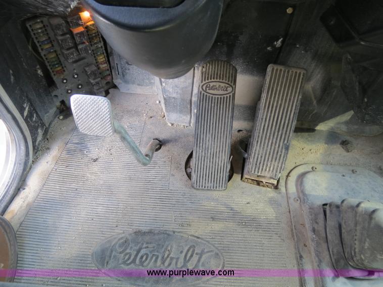 image for item B4521 2000 Peterbilt 377 semi truck