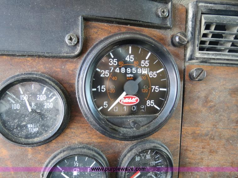 image for item B4521 2000 Peterbilt 377 semi truck