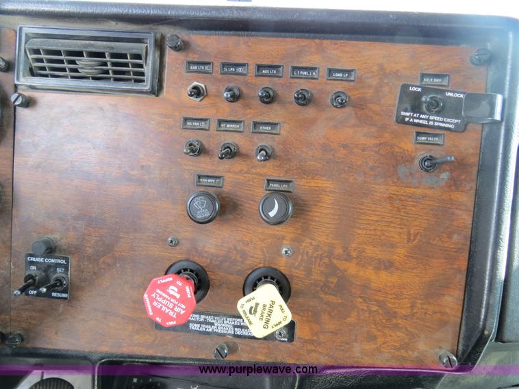 image for item B4521 2000 Peterbilt 377 semi truck