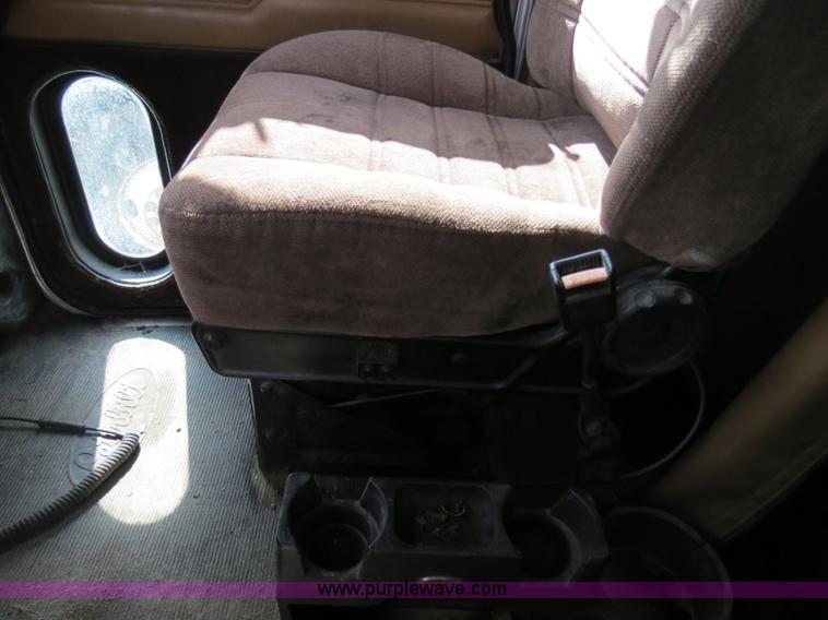 image for item B4521 2000 Peterbilt 377 semi truck