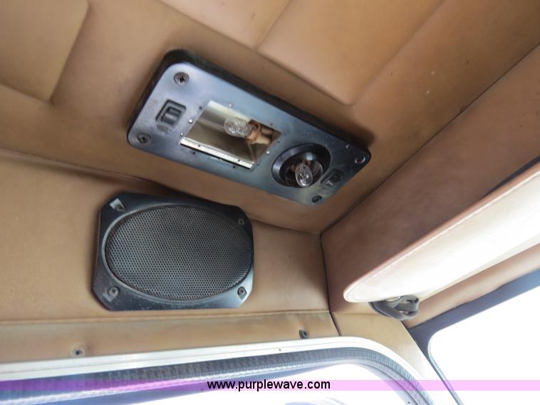 image for item B4521 2000 Peterbilt 377 semi truck