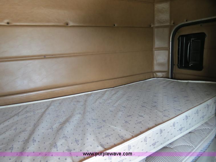 image for item B4521 2000 Peterbilt 377 semi truck