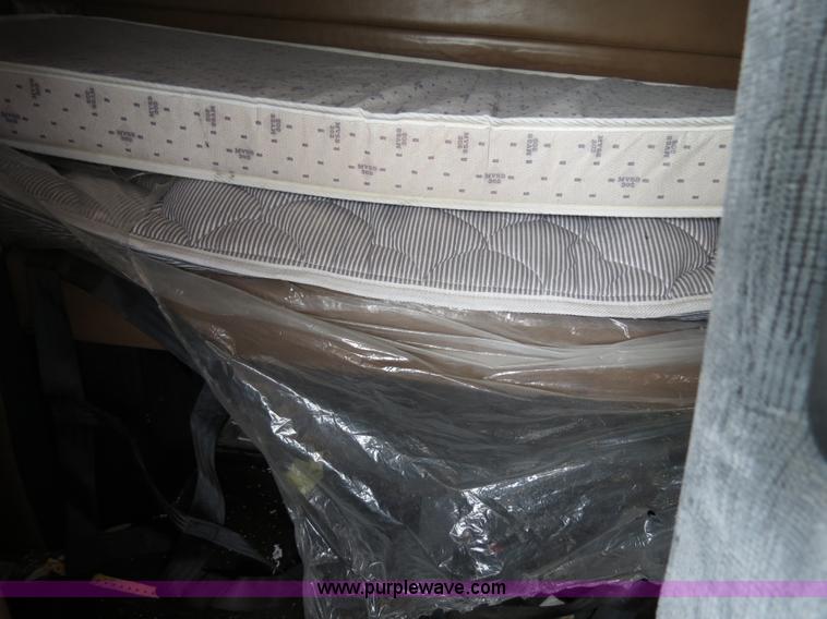 image for item B4521 2000 Peterbilt 377 semi truck