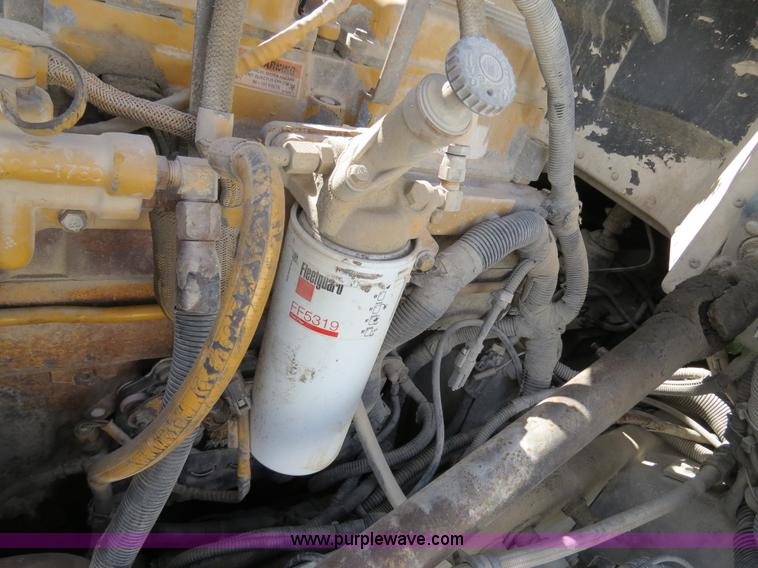 image for item B4521 2000 Peterbilt 377 semi truck