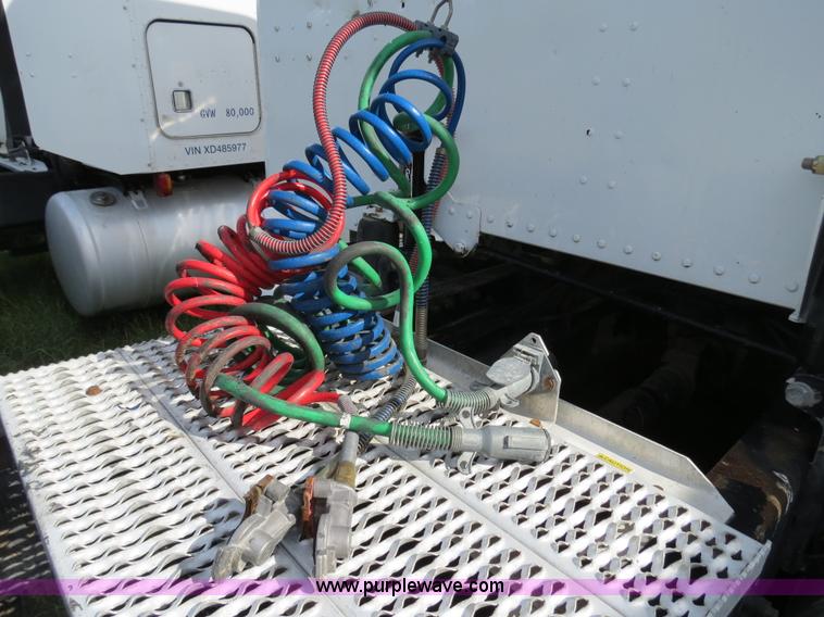 image for item B4521 2000 Peterbilt 377 semi truck