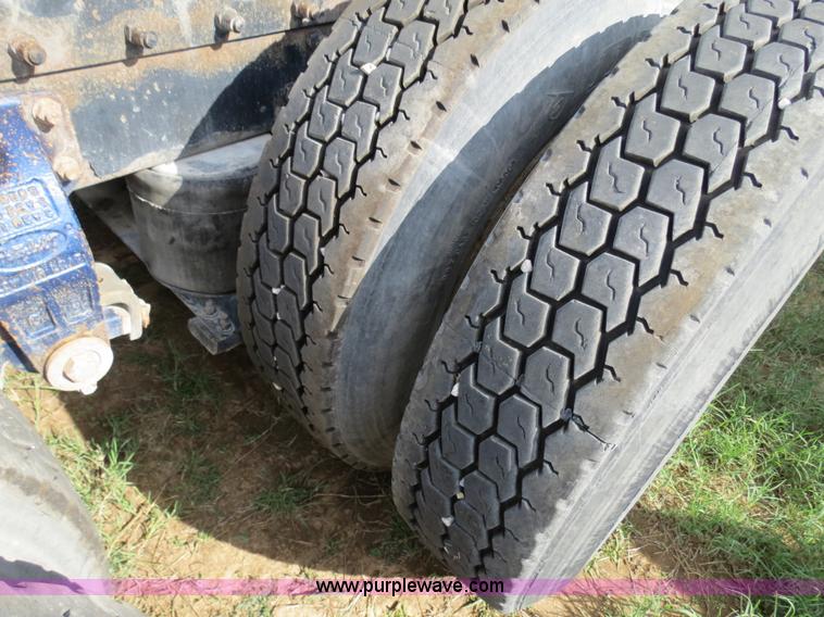 image for item B4521 2000 Peterbilt 377 semi truck