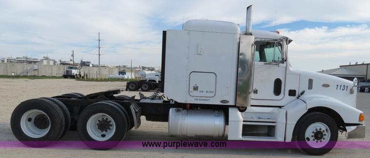 image for item B4522 1999 Peterbilt 377 semi truck