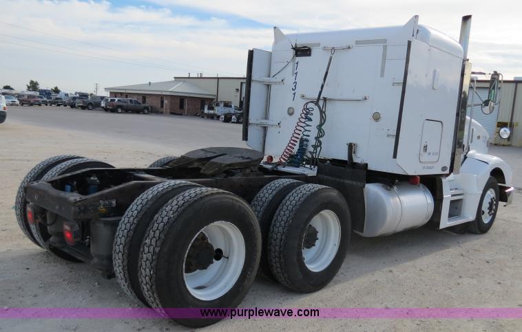 image for item B4522 1999 Peterbilt 377 semi truck