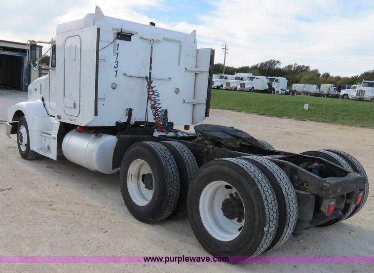 image for item B4522 1999 Peterbilt 377 semi truck