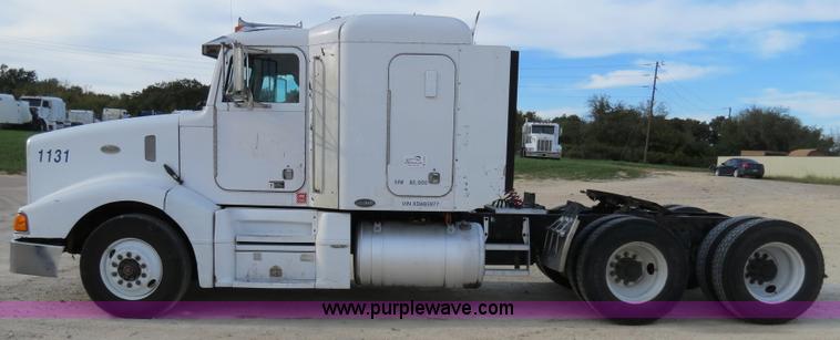 image for item B4522 1999 Peterbilt 377 semi truck