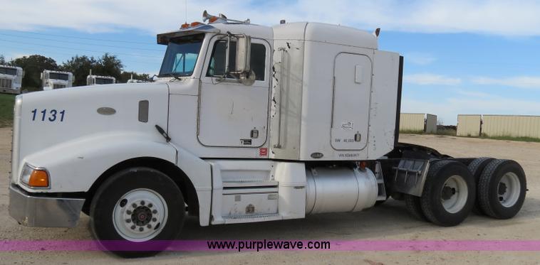image for item B4522 1999 Peterbilt 377 semi truck